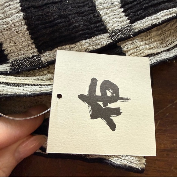 Geometric Patterned Scarf - Picture 3 of 7